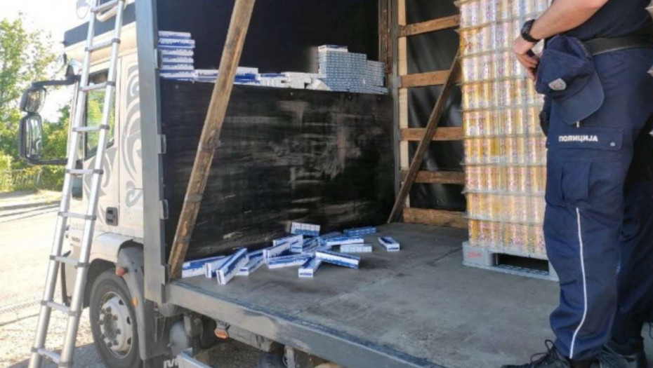 MUP presekao šverc na granici: Vozač kamiona uhapšen na prelazu Bačka Palanka sa 3.990 paklica cigareta