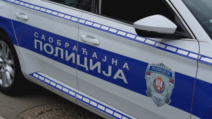 Vozač mopeda pokosio devojčicu u Surčinu: Prevezena je u Tiršovu