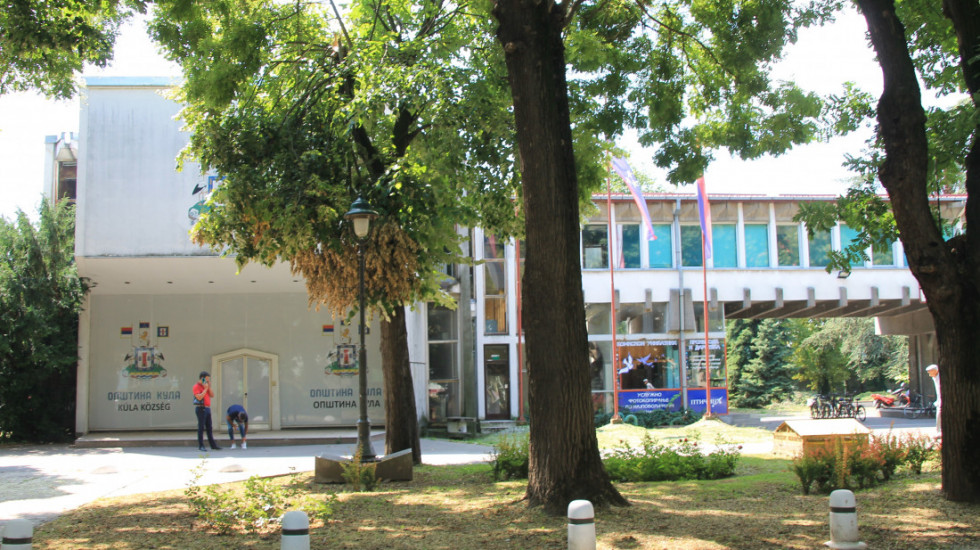 Konstitutivna sednica SO Kula, ispred zgrade se okupile dve grupe građana
