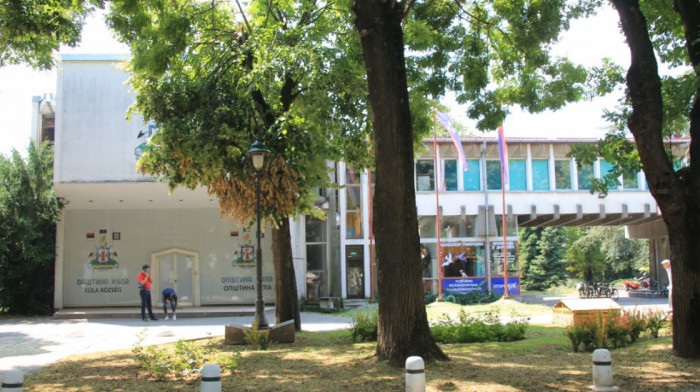 Konstitutivna sednica SO Kula, ispred zgrade se okupile dve grupe građana
