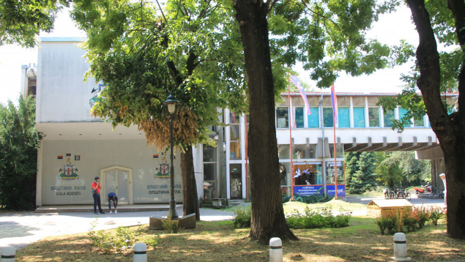 Konstitutivna sednica SO Kula, ispred zgrade se okupile dve grupe građana