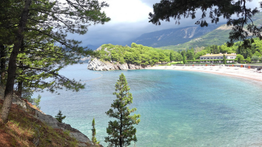 Plažni mobilijar kao statusni simbol: Paprene cene ležaljki na Kraljevoj plaži u Miločeru izazvale burne reakcije