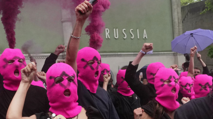 Haos na Bijenalu u Veneciji: Ruski paviljon na kratko zatvoren zbog protesta aktivistkinja "Pussy Riot" (FOTO)