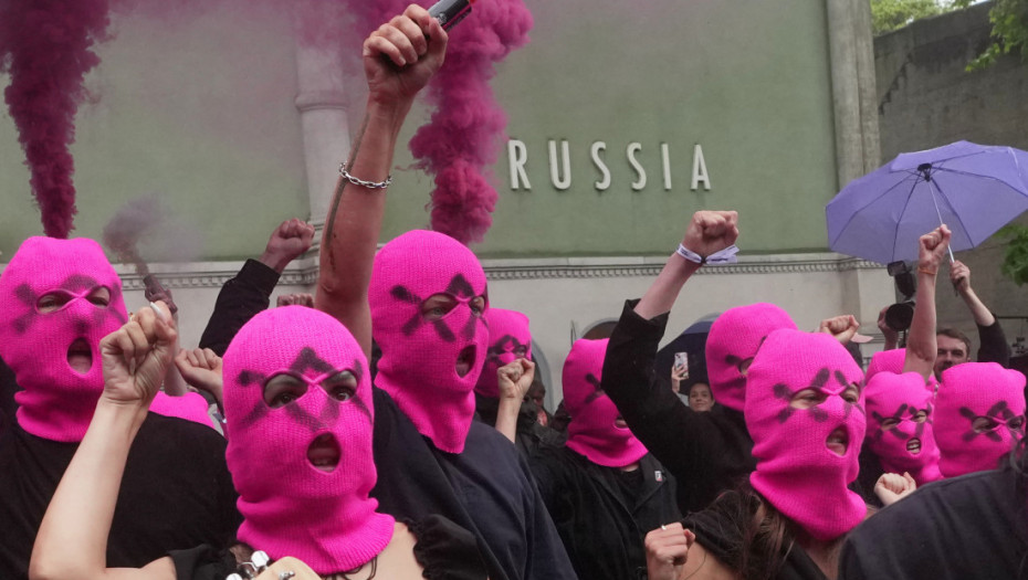 Haos na Bijenalu u Veneciji: Ruski paviljon na kratko zatvoren zbog protesta aktivistkinja "Pussy Riot" (FOTO)