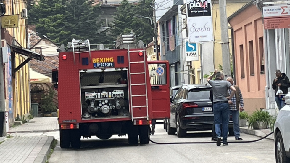 Lokalizovan požar na stambeno-poslovnom objektu u centru Čačka