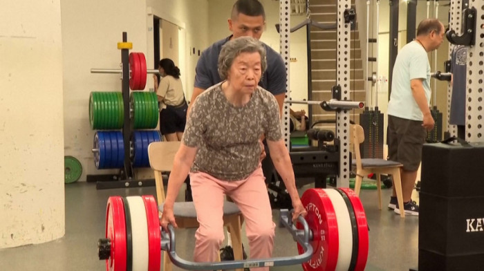 Baka (91) ruši sve stereotipe i diže tegove od 45 kilograma: "Želim da ostanem zdrava" (VIDEO)