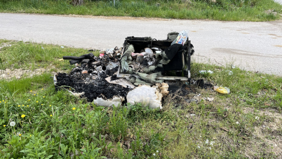 Nepoznati počinioci zapalili više od 10 komunalnih kontejnera u Dragačevu: Načinjena velika šteta