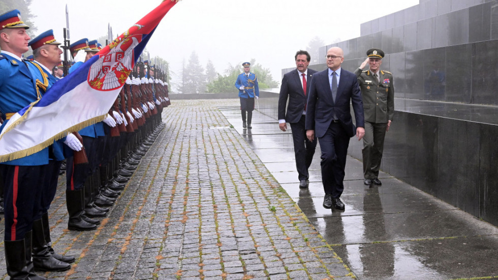 Vučević, Gašić i Mojsilović položili venac na Spomenik Neznanom junaku na Avali