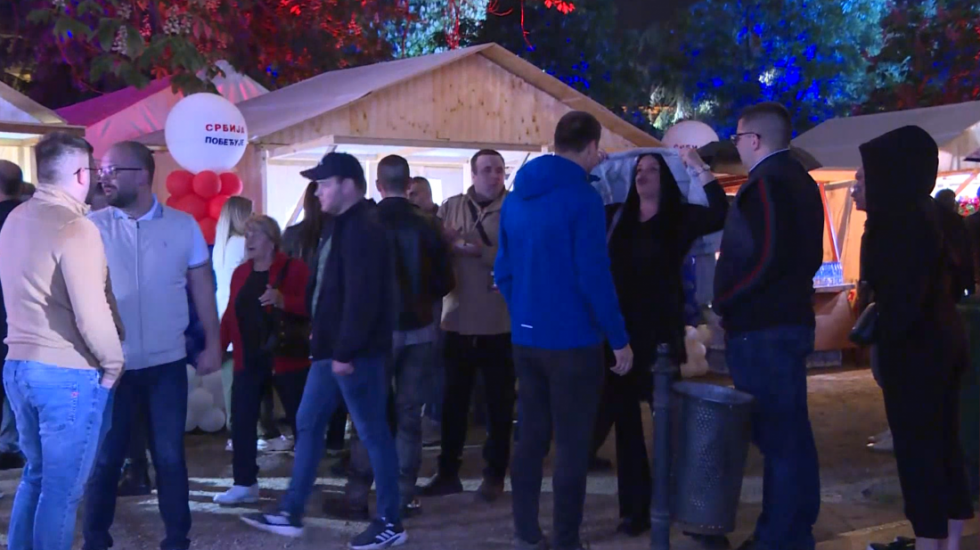 Skup "Srbija pobeđuje" u Pionirskom parku, okupio se veliki broj građana
