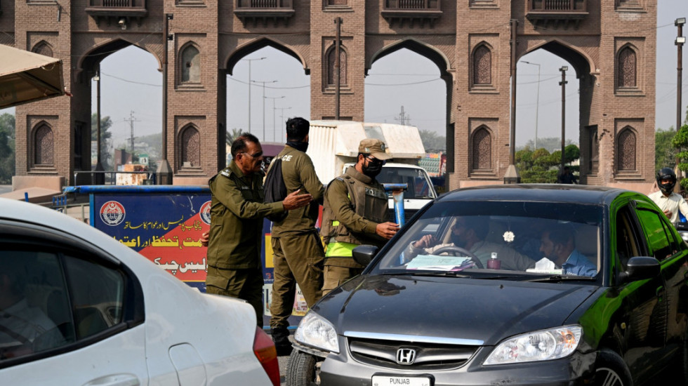 Tri pakistanska policajca poginula u eksploziji automobila-bombe