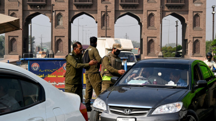 Tri pakistanska policajca poginula u eksploziji automobila-bombe