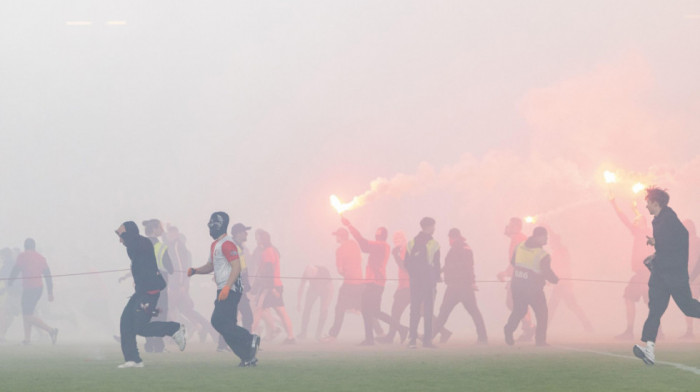 (VIDEO) Huliganski pir u Pragu: Veliki češki derbi prekinut nakon sukoba navijača