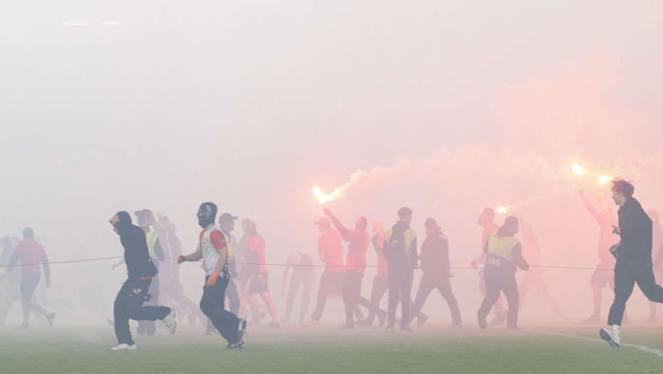 (VIDEO) Huliganski pir u Pragu: Veliki češki derbi prekinut nakon sukoba navijača