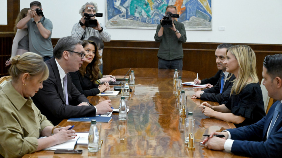Vučić sa Sarom Rodžers: Ekonomska saradnja raste, sve veći broj američkih kompanja koje investiraju u Srbiju (FOTO)