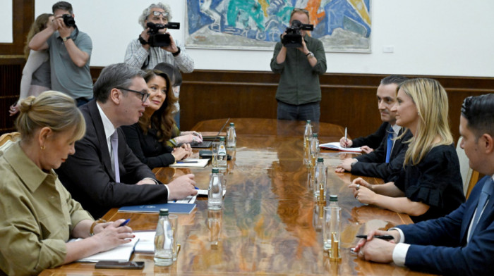 Vučić sa Sarom Rodžers: Ekonomska saradnja raste, sve veći broj američkih kompanja koje investiraju u Srbiju (FOTO)