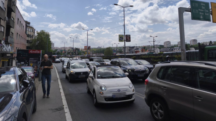 Skoro sat vremena za par kilometara, ali većina misli da se isplati: Koliko Evropljani provode na putu do posla?