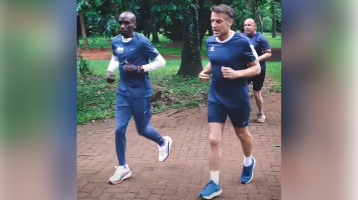 Sport ne trpi zbog politike: Makron oduševio trkače u Najrobiju, društvo mu pravio legendarni maratonac (VIDEO, FOTO)