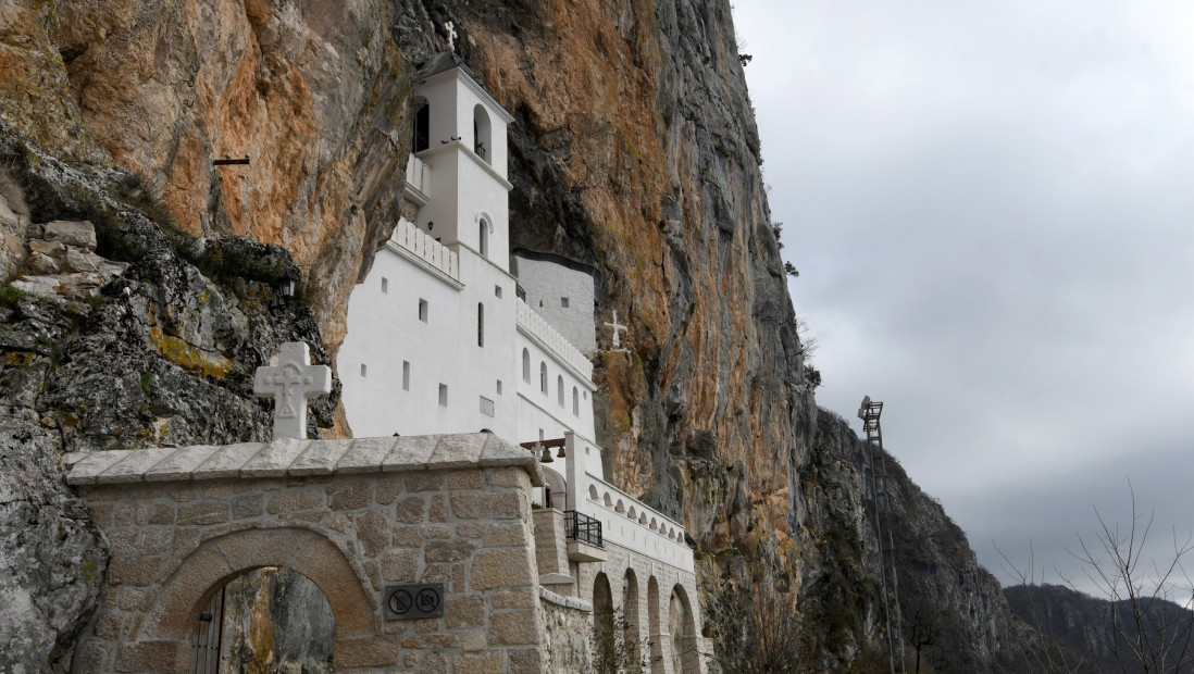 Pravoslavni vernici proslavljaju Svetog Vasilija Ostroškog: Hiljade ljudi u molitvenom sabranju pod Ostrogom
