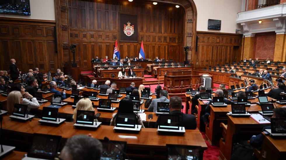 Poslanici skupštine Srbije nastavljaju raspravu o izmenama seta izbornih zakona