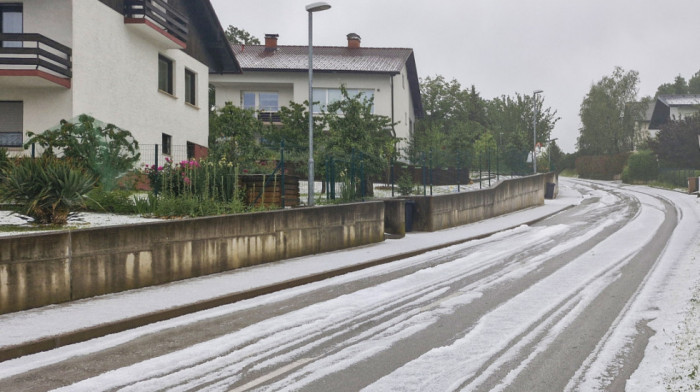 Olujno nevreme u regionu: Grad i vetar napravili haos u Gradiški, Prijedoru i Kozarskoj Dubici, na Sljemenu pao sneg