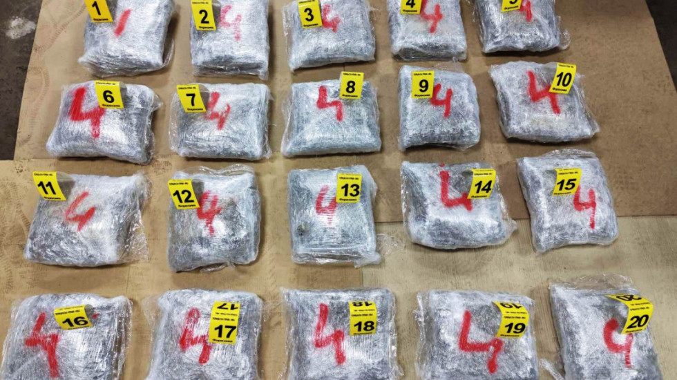 Uhapšen vozač "opela" iz Prizrena: Prevozio 20 kilograma droge, "pao" na auto-putu kod Niša