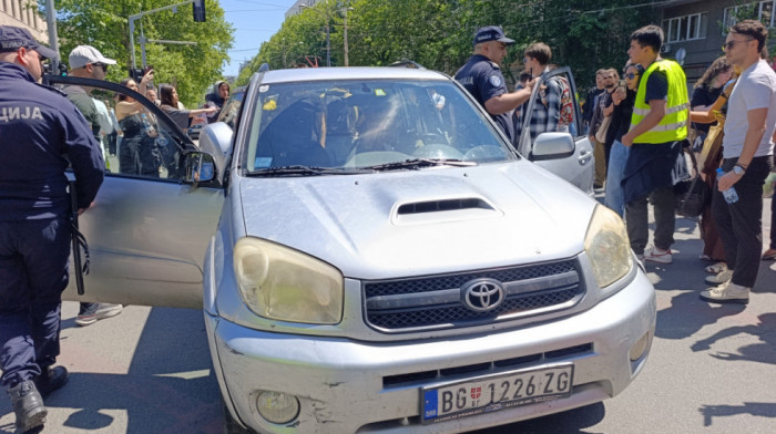 Vozilo udarilo starijeg muškarca koji je blokirao raskrsnicu ispred Pravnog fakulteta: Svemu prethodila rasprava
