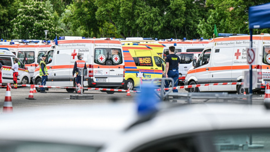 Nesreća u Berlinu: Tramvaj se prepolovio nakon iskakanja iz šina, povređeno najmanje 20 putnika
