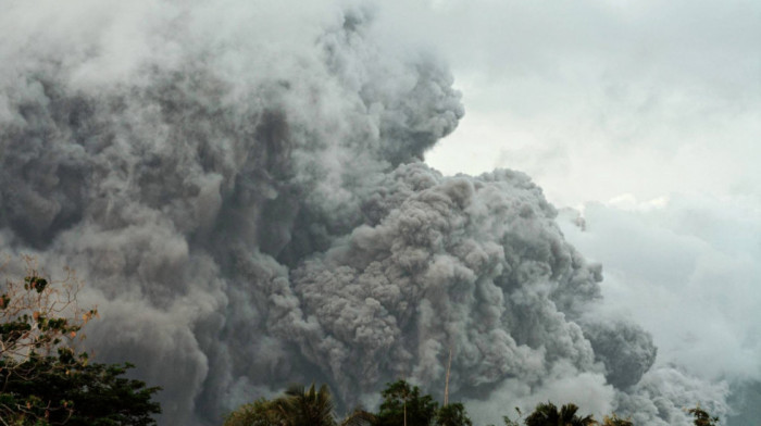 Erupcija vulkana Dukono u Indoneziji, izbacio pepeo u visinu od 5.000 metara