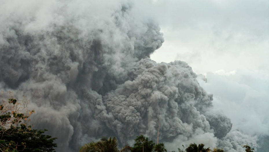 Erupcija vulkana Dukono u Indoneziji, izbacio pepeo u visinu od 5.000 metara