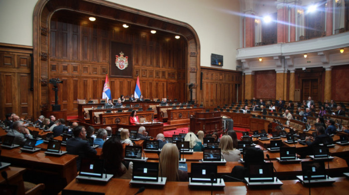 Burno u Skupštini Srbije: Opozicija traži smenu Dačića zbog slučaja Senjak, vlast poručuje - sačekajmo istragu