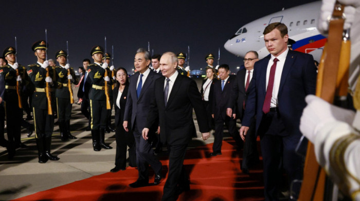 Vladimir Putin stigao u Peking: Dočekao ga šef diplomatije Vang Ji, sutra razgovori sa Đinpingom