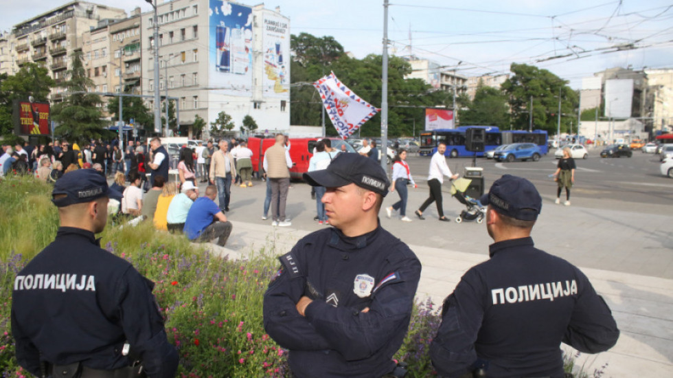 Tenzije na Slaviji: Kordon policije razdvajao studente i SNS aktiviste, oglasio se Vučić