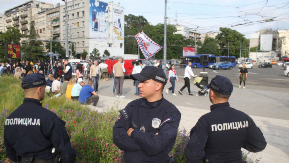 Tenzije na Slaviji: Kordon policije razdvajao studente i SNS aktiviste, oglasio se Vučić