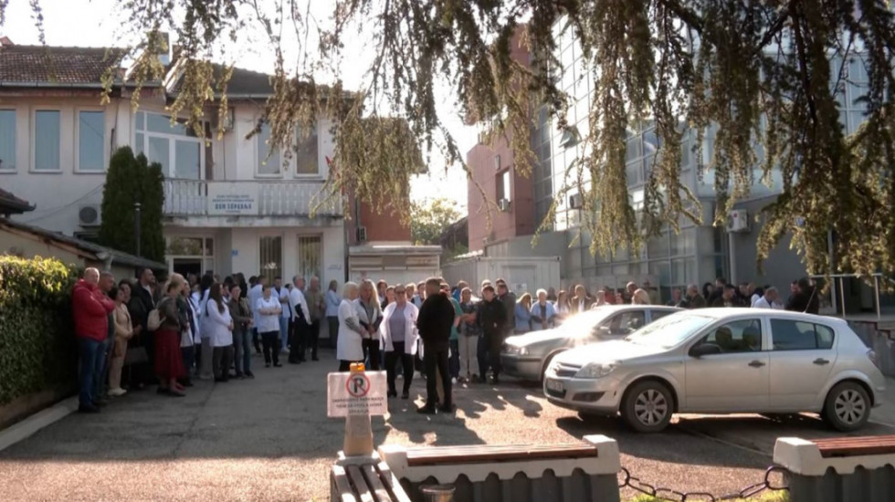 Protest radnika DZ u Gračanici zbog hapšenja direktora zdravstvenih i obrazovnih ustanova