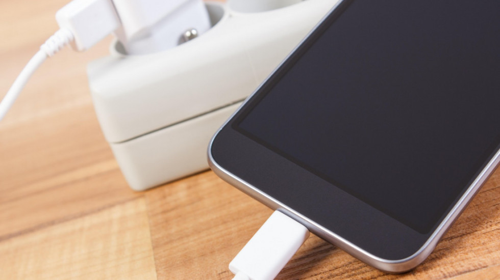 Potencijalne opasnosti koje kriju punjači za telefon: Šta sve treba da vadimo iz utičnice kad negde pođemo