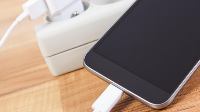 Potencijalne opasnosti koje kriju punjači za telefon: Šta sve treba da vadimo iz utičnice kad negde pođemo