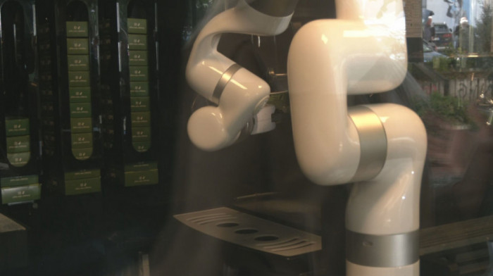 Budućnost je stigla u Beograd: Prvi robot barista pravi kafu u centru grada