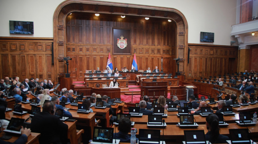 Burno u Skupštini Srbije: Rasprava o izborima u senci optužbi za nasilje, Senjaka i Slavije