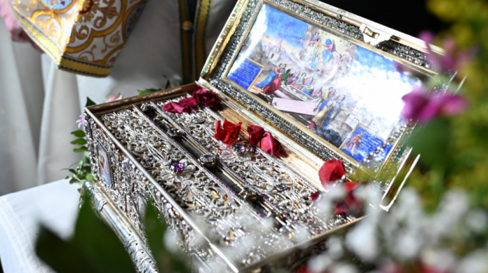 Redovi ispred Hrama Svetog Save se danima ne smanjuju: Građani čekaju da celivaju časni Pojas Presvete Bogorodice