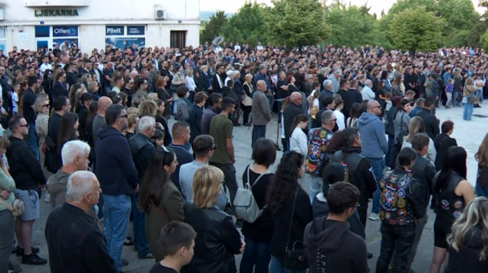 Protest u Drnišu nakon ubistva 19-godišnjeg Luke Milovca, građani traže odgovornost i promene sistema