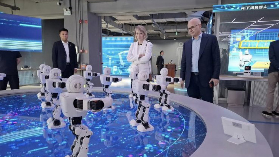 Vučević sa delegacijom SNS obišao kompaniju ZTE, superfabriku Xiaomi Auto i Svet robot