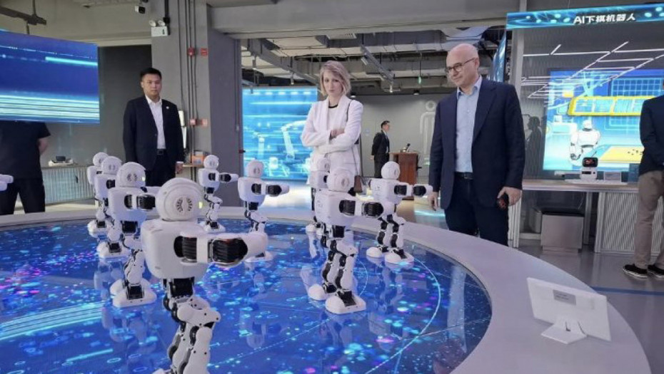 Vučević sa delegacijom SNS obišao kompaniju ZTE, superfabriku Xiaomi Auto i Svet robot