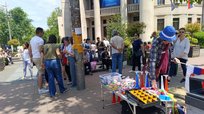 Pripreme za studentski protest na Slaviji, štandovi i u Pionirskom parku: Pojačano prisustvo policije