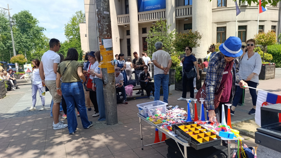 Pripreme za studentski protest na Slaviji, štandovi i u Pionirskom parku: Pojačano prisustvo policije