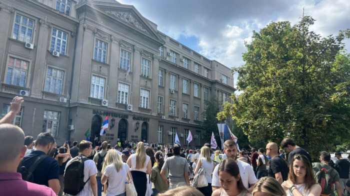 Pripreme za studentski protest na Slaviji, štandovi i u Pionirskom parku: Pojačano prisustvo policije