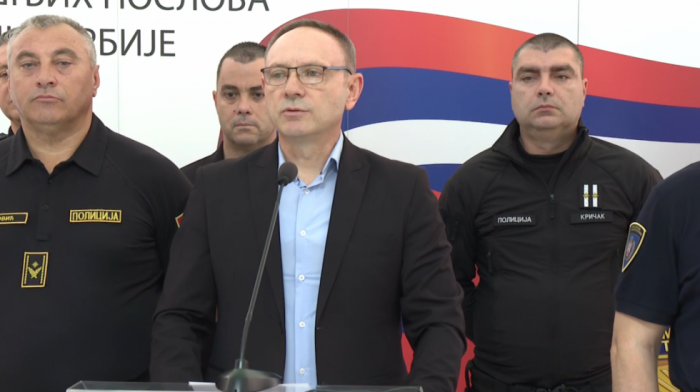Direktor policije Dragan Vasiljević: Na Slaviji prisutno 34.400 građana, situacija mirna i pod kontrolom