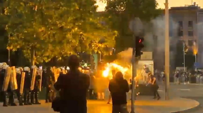 Sukob policije i demonstranata ispred Predsedništva nakon protesta na Slaviji, oglasilo se VJT