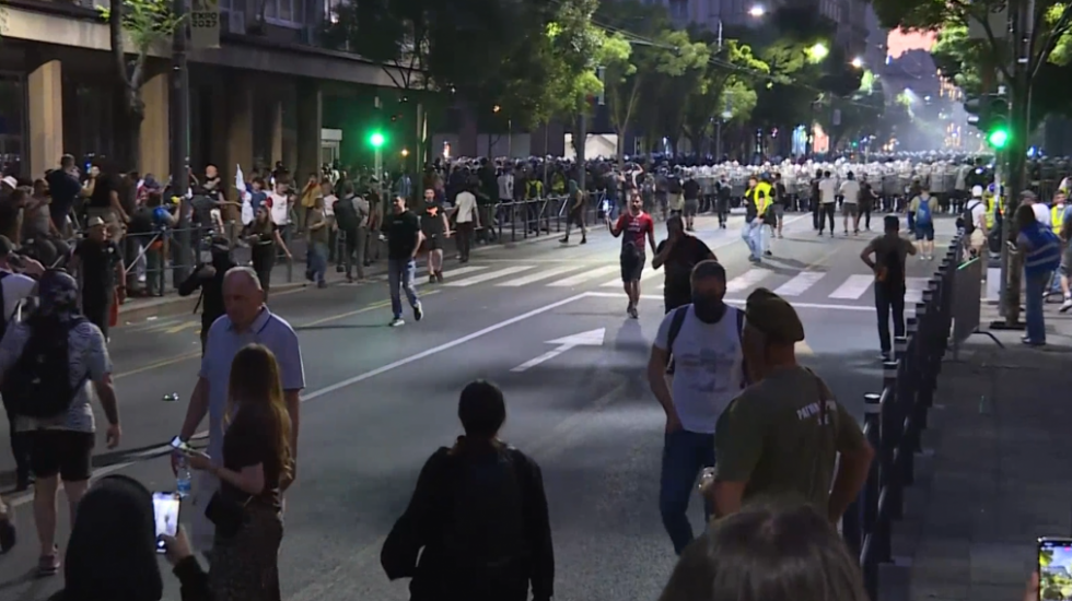 Sukob ispred Predsedništva nakon protesta na Slaviji: Jake policijske snage u Beogradu, oglasilo se VJT (VIDEO)