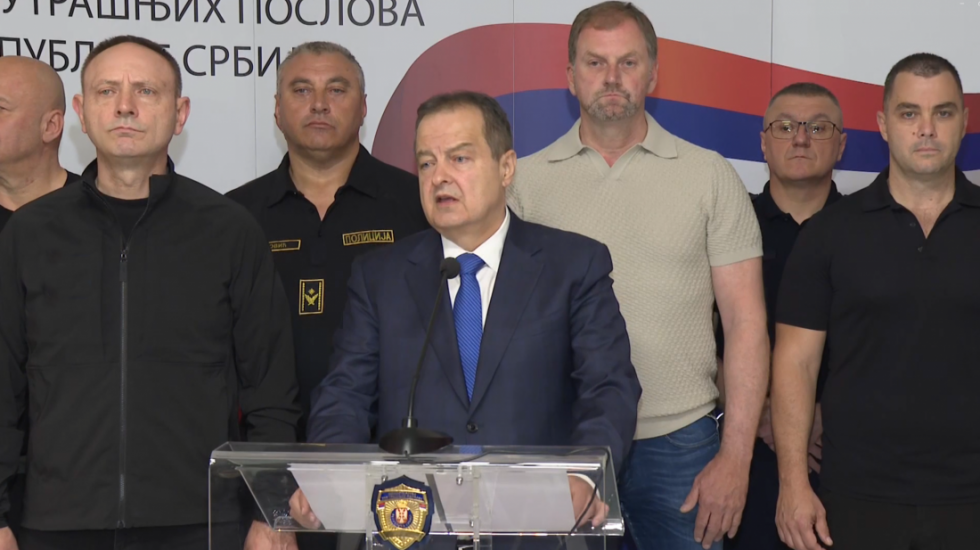 Dačić: Napadi na policiju ničim izazvani, javni red uspostavljen, privedene 23 osobe