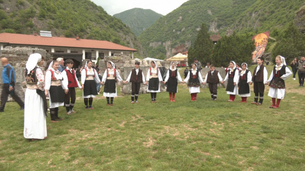 Dečija smotra folklora u Prizrenu: Tradicionalnom manifestacijom otpočinju Vidovdanske svečanosti